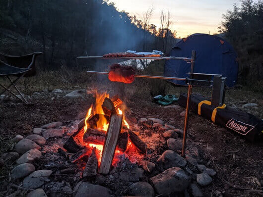 This image shows the Auspit Rotisserie with wood as fuel. This image shows the Auspit Rotisserie with wood as fuel.